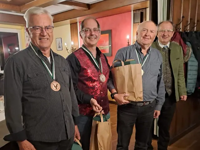 Die drei siegreichen Herren des Ortsverbands Mooskirchen mit Obmann Walter Hojas | Foto: Kainer