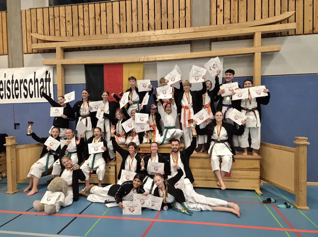 Das gesamte Team des erfolgreichen Kemater Karatevereins mit Medaillen und Pokalen.
Sensationell: Jede(r) einzelne dieser Damen und Herren stand mindestens einmal am Podest! | Foto: ShuHaRi Karateverein