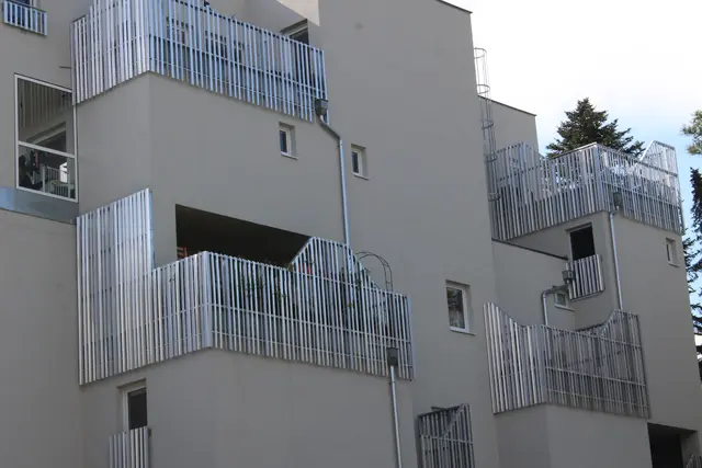 Auch wenn die Gitter anderes vermuten lassen, handelt es sich glaube ich um ein Wohnhaus der GESIBA. | Foto: Gerhard Hertenberger
