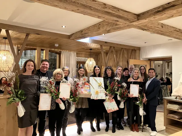 MA v.l.n.r Monika Karner (20 Jahre WVT), GF Heimo Prodinger, Roswitha Rottensteiner (35 Jahre WVT), Josefine Aigner (Pension, 24 Dienstjahre), Nicole Kleinferchner (Berufsschulzeugnis mit gutem Erfolg), Carina Prodinger (Berufsschule und LAP mit Auszeichnung abgeschlossen), Maria Miedl (Pension nach 34 Dienstjahren), Alexandra Stöckl (20 Jahre WVT), Nicole Schiefer (Betriebsrat), Obmann Heinrich Neumann, Veronika Moser (40 Jahre WVT), Sabine Bogensperger (Betriebsrat), Josef Lüftenegger (Bezirksstellenleiter WKS-Tamsweg). | Foto: Wirtschaftsverein Tamsweg eGen