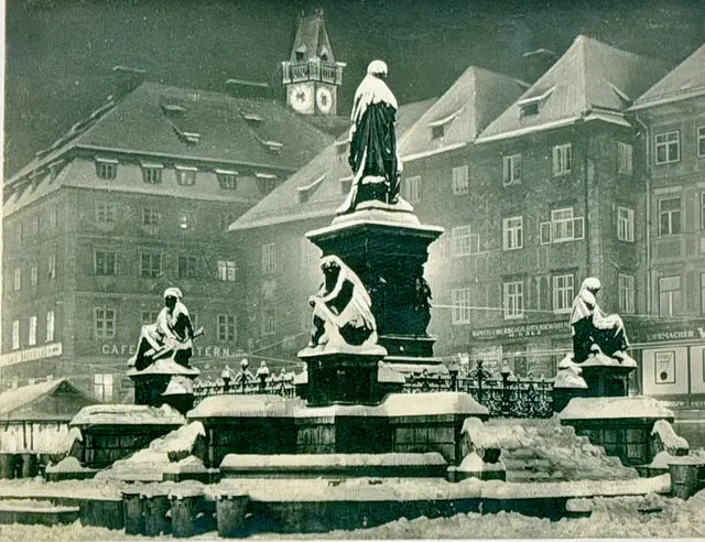 Der Erzherzog-Johann-Brunnen am Grazer Hauptplatz mit "weihnachtlicher Dekoration" in den 40er-Jahren. Solche Bilder sind heutzutage selten geworden. | Foto: Sammlung Kubinzky