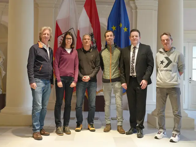 Die Naturschutzbeauftragten für den Bezirk Kitzbühel. Im Bild: Landesumweltanwalt Johannes Kostenzer, Doris Schermer, Peter Schneckenleitner (Stellvertreter im Bezirk Kitzbühel), Anton Feiersinger, LR René Zumtobel und Landesumweltanwalt-Stellvertreter Walter Tschon (v. li.).
 | Foto: Land Tirol/Knabl