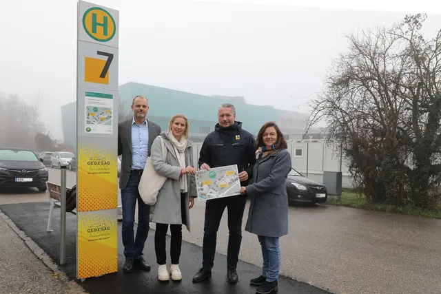 Der Kremser Stadtbus fährt im Gewerbepark künftig bis zum Kino
v.li.n.re.: Baudirektor Reinhard Weitzer, Magistratsmitarbeiterin Nicole Heinzl (zuständig für den Stadtbus), Bürgermeister Peter Molnar sowie Umwelt- und Mobilitätsstadträtin Alexandra Ambrosch | Foto: Stadt Krems