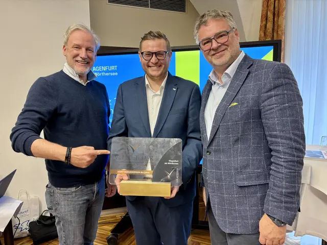 Helmuth Micheler, Julian Geier und Adi Kulterer mit der sportlichen Auszeichnung: Klagenfurt wurde drittbeste Sport-Tourismusregion des Jahres (von links) | Foto: MeinBezirk/Michaela Kanatschnig