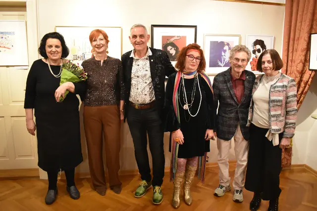Bei der Eröffnung mit dabei (von links): Ulrike Engl, Doris Streicher, Bürgermeister Günter Streicher, Sängerin Christine Osterberger, Galerist Dieter Reich und Elisabeth Stöllinger-Petz.  | Foto: Hans Würdinger
