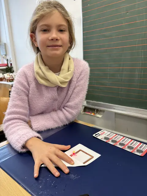 Helena absolvierte die Übung mit dem Stromkreis erfolgreich. 