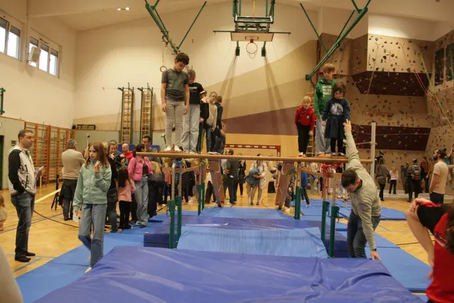 In der Sporthalle mit der beeindruckenden Airtrack Show sammelten sich die Gäste. | Foto: Sportmittelschule Tulln