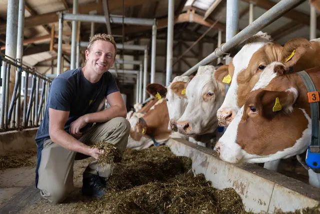 Der 33-jährige Landwirt setzt auf Hightech. Zu seinen Hobbys zählen neben dem Musikverein seine Tiere sowie das gesellschaftliche Leben im Ort. | Foto: Ott