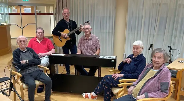 v.l.n.r.: Gregor Kotek (Gitarre) und Heinz Kubis (Klavier) musizieren regelmäßig für die Bewohnerinnen und Bewohner des Wohnbereichs 1. Seit Anfang Dezember sind sie mit in den Weißen Hof „gezogen“. Die Bewohner Alois Köck, Walter Rosignal, Kathrin Neudecker und Elisabeth Pennerstorfer sind von der Musik begeistert. | Foto: PBZ Tulln