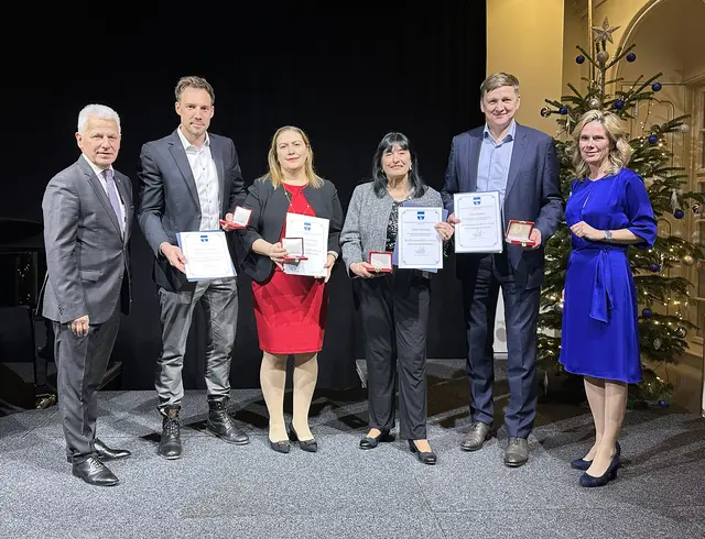 Bürgermeister Johann Zeiner und Vizebürgermeisterin Michaela Haidvogel gratulierten zur Goldenen Ehrenmedaille an Matthias Stanek, Ümmü Büyüktepe, Doris Herzog und Alex Sanko. | Foto: Marktgemeinde Maria Enzersdorf