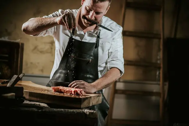 Der Gleisdorfer Jan Aigner, vom gleichnamigen Restaurant, erzielte zwei Hauben. | Foto: Michaela Begsteiger