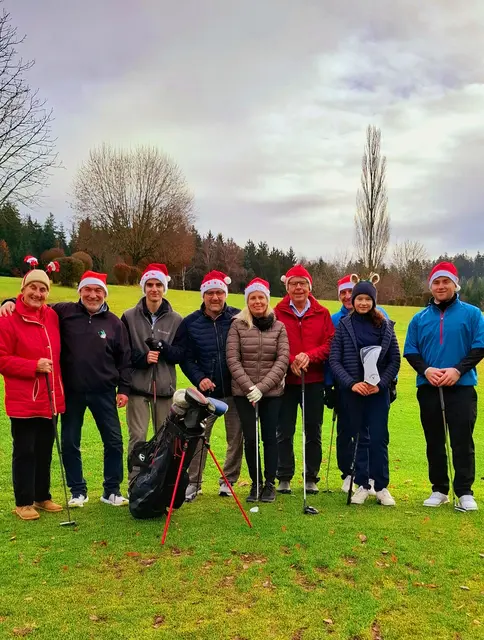 Clubpräsident Franz Schraml sen. (2. v. l.) mit allen Teilnehmern des Nikologolfens. | Foto: Golfclub Passau