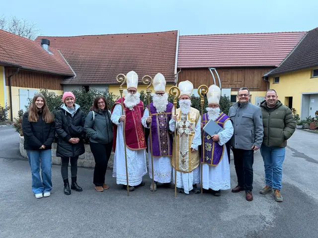 Die 4 Nikoläuse mit ihren Helfern des Team Peter Hießberger – Volkspartei Wölbling.
Im Bild: v.l.n.r. Laura Schwarz, Corinna Schramm, GR Verena Gölß, die 4 Nikoläuse GR Rene Schwarz, gf.GR Michael Burger, GR Christian Kerndler Vizebürgermeister Manuel Erber, Bürgermeister Peter Hießberger, GR Dominik Schramm  | Foto: Gemeinde Wölbling