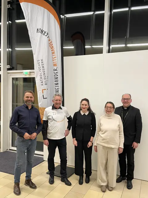 v. l. n. r.: KBW Tirol-Geschäftsführer Zdenko Stevinovic, Norbert Spangler (Bildungs- und Qualitätsmanagement KBW Tirol), Moderatorin Danijela Račić, Gleichbehandlungsanwältin Christine Baur und Bischof Hermann Glettler | Foto: G. Schiestl/dibk.at
