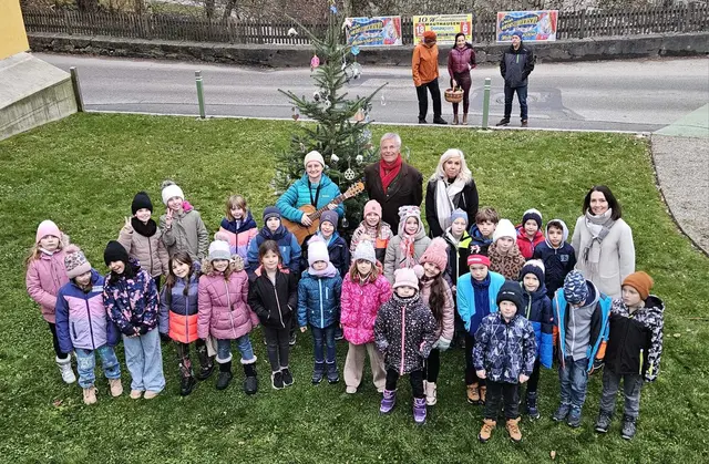 Am 4. Dezember wurde der Baum mit selbst gebasteltem Schmuck verschönert. | Foto: Petra Killinger