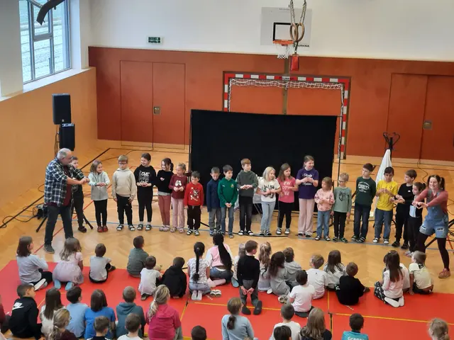 Schauspieler der Gruppe „Team Sieberer“ und die Kinder der VS Großdietmanns. | Foto: Judith Koller