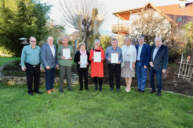 Die geehrten Mitglieder im Kreis der Gratulanten rund Andrea Schranz, Günter Müller und Werner Schalk. | Foto: Gemeinde St. Johann