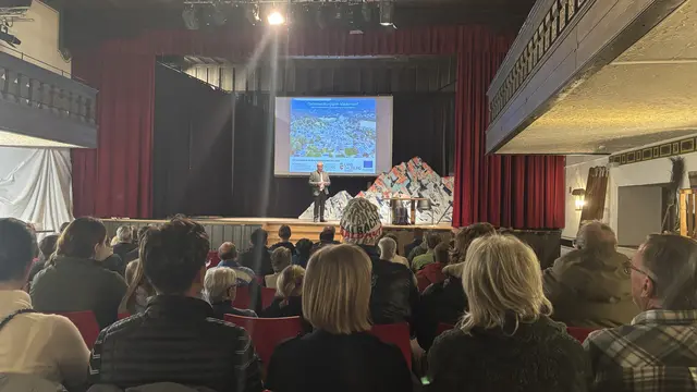 Bei der Präsentation des Dorfentwicklungsplans am 21. November 2025 im Mauterndorfer Festsaal mit anschließendem regen Austausch. | Foto: pjw