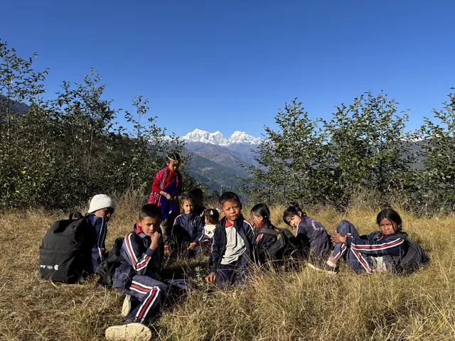 Die Schüler und Schülerinnen freuen sich über die neuen Schuluniformen. | Foto: Astrid Wieser