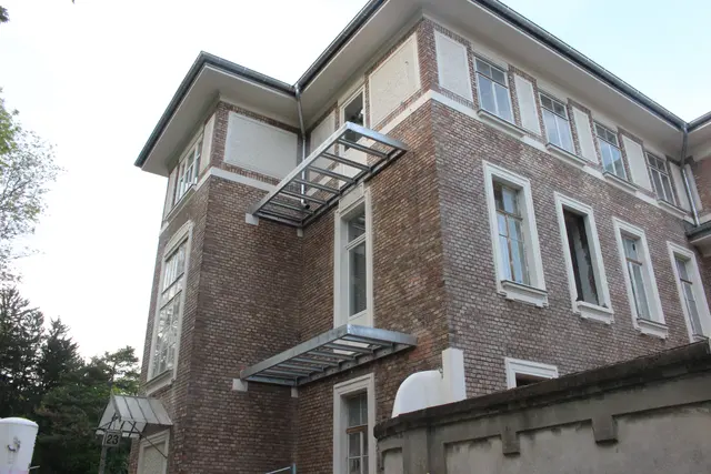 Wo einst "geistig abnorme Verbrecher" wohnten (Pav. 23), werden Stahlbalkone aufgehängt. | Foto: Gerhard Hertenberger