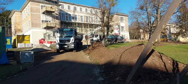 Bauarbeiten auf der Südseite des Pavillon 18, der heute zum "Atelierhaus" werden soll. | Foto: Carola Röhrich