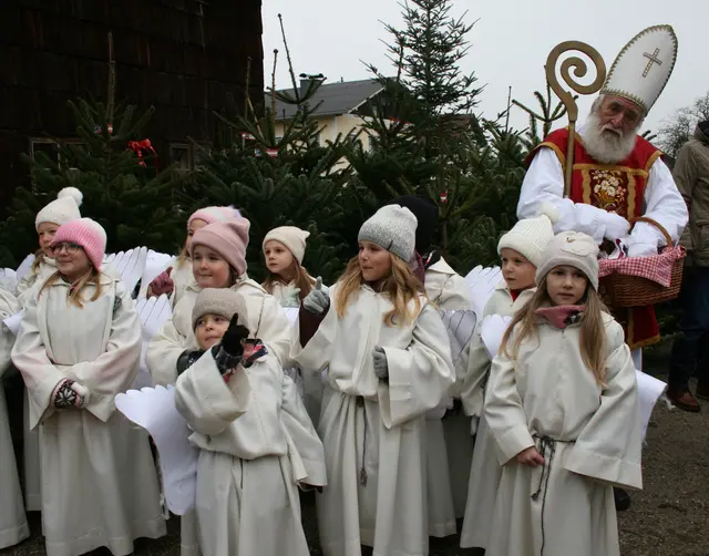 Der Nikolaus und seine Engeln eröffneten den Markt. | Foto: Gerti Hummelbrunner