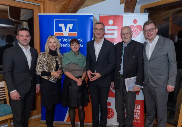 Regionaldirektor Inntal von der meine Volksbank Raiffeisenbank Martin Kolb, Euregio Inntal Präsidentin Barbara Schwaighofer, GF Esther Jennings, Vorstandsmitglied der Sparkasse Rosenheim-Bad Aibling Stephan Donderer, Ehrenpräsident der Euregio Inntal Walter J. Mayr und Finanzreferent der Euregio Inntal Christoph Schneider (v.l.).  | Foto: Hans Osterauer