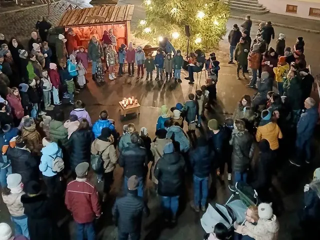In Röschitz freuten sich zahlreiche Kinder am Hauptplatz über den Besuch des Nikolaus. | Foto: Markus Kahrer
