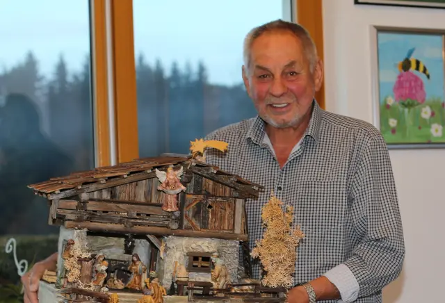 Ignaz Ročnik verbrachte in der Vergangenheit viele Winterabende mit dem Krippenbauen.  Die Liebe zum Detail und das ständige Besser werden motivieren ihn bei der Umsetzung. | Foto: RegionalMedien