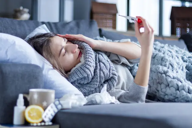 Grippe-, RSV-, COVID-19- und Norovirus-Fälle treten das ganze Jahr über auf, im Winter zirkulieren sie jedoch gleichzeitig und können hohe Fallzahlen erreichen. | Foto: Monstar Studio/stock.adobe.com