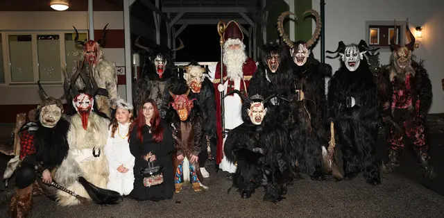Perchten und der Nikolaus besuchten den Adventmarkt. | Foto: Gemeinde Felixdorf