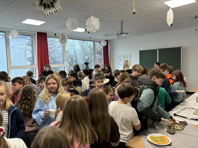Die Schülerinnen und Schüler ließen sich die Jause gut schmecken. 
