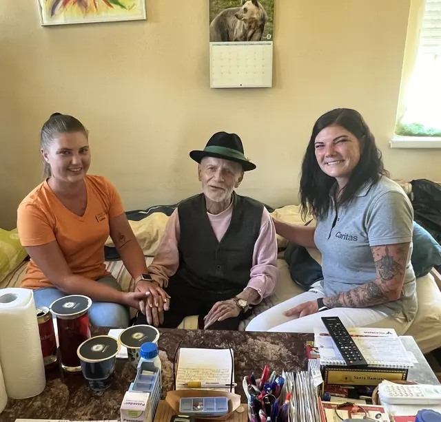 Für Anton Hacksteiner waren Mutter Magdalena Maislinger (rechts) und Tochter Natalie manchmal auch gemeinsam im Einsatz. | Foto: Caritas