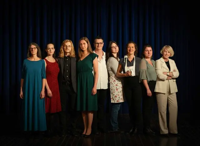 Die Premiere des ersten Stücks "Die acht Frauen" findet am 27. Februar 2026 um 19 Uhr im Kubinsaal Schärding statt. | Foto: Theatercrew Tobias Gatterbauer