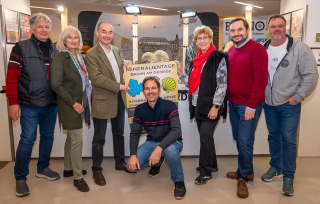 Robert Krickl sen., gf GRin Silvia Weginger,
Bürgermeister Andreas Linhart, Mineraloge Robert Krickl, stv. Bürgermeisterin
Gabriele Schiener, Kulturreferent Dieter Zelber und gf GR Martin Schödl, (v.l.n.r.). | Foto: Gemeinde Brunn/Johanna Hoblik