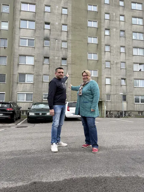 Umfassende Sanierung Wohnprojekt Gladbeckstraße
Bürgermeisterin Karin Baier gemeinsam mit Stadtrat für Wohnhäuser Ing. Thomas Beck vor dem Wohnhaus Gladbeckstraße, weiters ein aktuelles Bild aus der Gladbeckstraße mit dem Gerüst davor. Eine Ansicht vom Hauptplatz aktuell (Sommer), Hallenbad Visualisierung (2 Bilder) | Foto: STG Schwechat/dejan mladenov