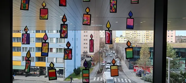 Bunte Fensterbilder in der Stadtbibliothek Salzburg.  | Foto: sabrina moriggl