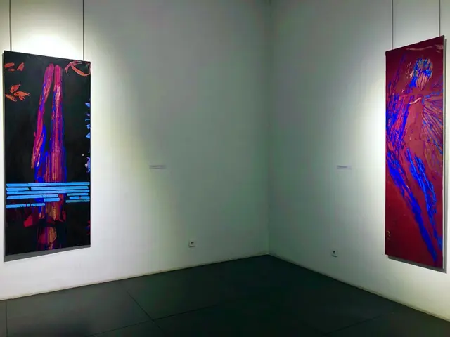 Blick in die Ausstellung: Links "Nachts die Leuchtschrift" und rechts "Erkunden und "Begegnen/Die Mammutjägerin", Öl auf Leinwand | Foto: Minna Antova