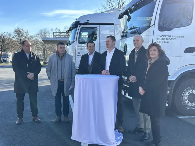 Wirtschaftslandesrat Willibald Ehrenhöfer (2. v. r.) betont, dass die neue Ladeinfrastruktur ein wichtiger Schritt hin zu einer zukunftsorientierten Logistik ist. | Foto: MeinBezirk/Leonie Herrmann