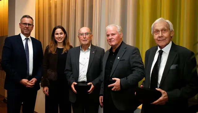 OÖFV-Präsident Stefan Sandberger und OÖFV-Mitarbeiterin Johanna Sinzinger mit Adi Pfeiffer, Leopold Hintringer und Johann Friedhuber, die für ihre jahrzehntelange Funktionärstätigkeit geehrt wurden.  | Foto: OÖFV/Lui