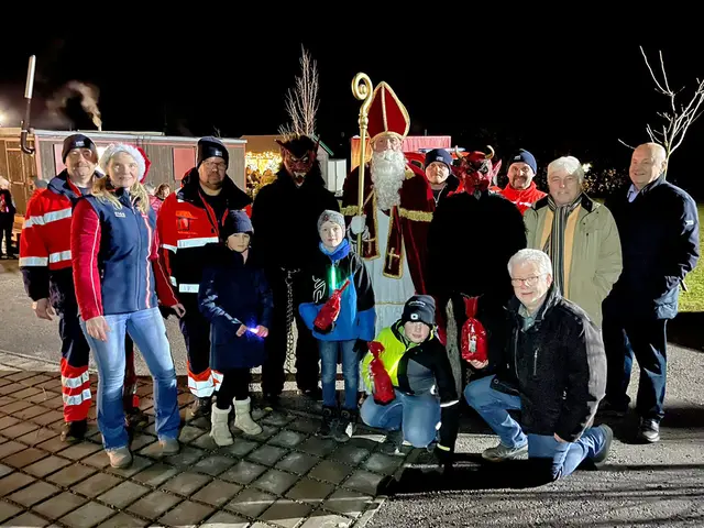 In Dietmanns: ARBÖ Niederösterreich-Präsident Franz Pfeiffer, Sigfried Hauer, Bürgermeister Harald Hofbauer (Dietmanns), Thomas Liernberger, Edin Redzic, Reinhard Judmann, Andrea Appeltauer und Heinz Groll mit den Kindern Joleen-Isabell Trinko, Fabian und Tobias Wagner | Foto: ARBÖ Groß Siegharts