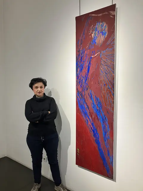 Die Badener Künstlerin Minna Antova mit ihrem Gemälde (Öl auf Leinwand) "Mammutjägerin" | Foto: Stockmann