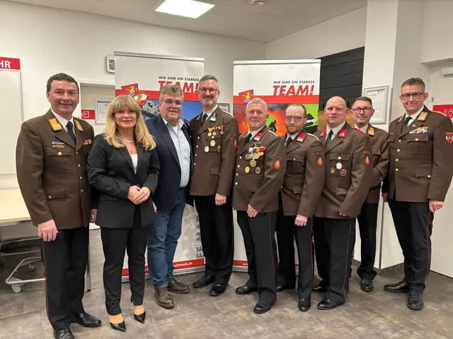 Abgeordnete Heidi Strauss und der Marchtrenker Bürgermeister mit dem neuen Feuerwehrkommandanten der Gemeinde, Jan Ackermann und seinem Kommando. | Foto: MeinBezirk