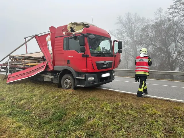 Einsatzkräfte sichern die Unfallstelle an der B45/L1151. | Foto: FF Pulkau