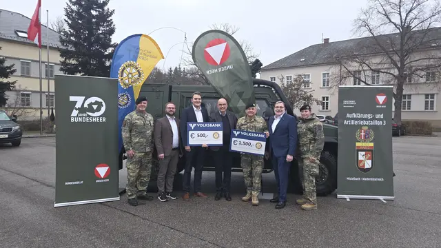 Vizeleutnant Erich Schabmann, Bürgermeister Erich Stubenvoll, Mistelbach Marketing Geschäftsführer Benedikt Miksch MA, Harald Bauer Rotary, Oberst Hans-Peter Hohlweg, Dir. Rudolf Riener und Kontrollor Victoria Artner-Rieder. | Foto: Sattmann