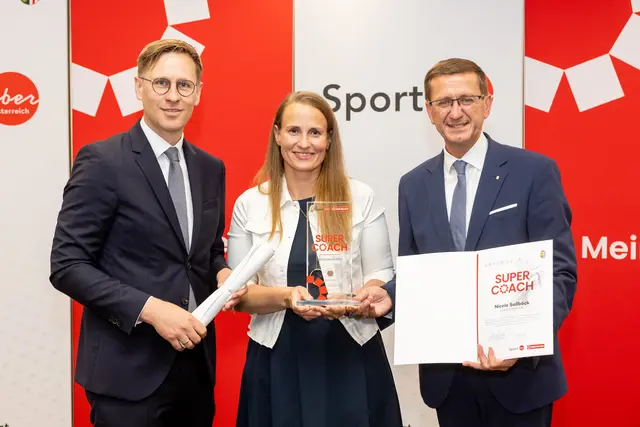 Supercoach 2025: Sport-Landesrat Markus Achleitner (re.), Landessiegerin Nicole Sollböck und MeinBezirk OÖ-Chefredakteur Thomas Winkler. | Foto: MeinBezirk OÖ/Pils