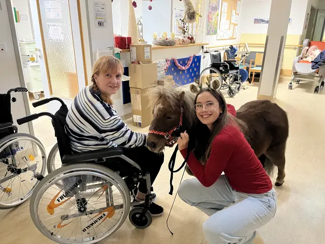 Sarah Földi (rechts) bildet die Ponys aus und sorgte mit ihrem Besuch für viel Freude im PBZ Klosterneuburg. | Foto: PBZ Klosterneuburg