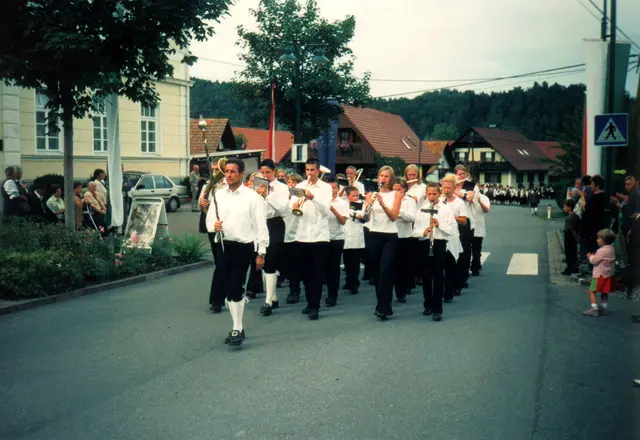 Schnappschuss aus dem Jahr 2003: Einmarsch der Musikkapelle Ehrenhausen | Foto: Musikverein/privat