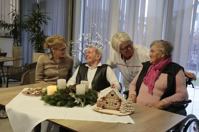 Heimleiterin Elisabeth Schuhnicht, Alois Rackaseder, Pflegerin Gerlinde Wölflingseder und Rosa Albenberger.