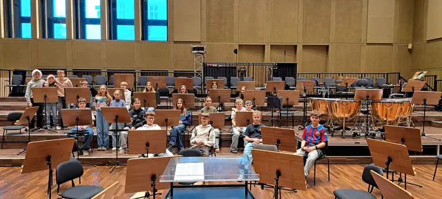Bei einer spannenden Führung tauchten die Schüler:innen hinter die Kulissen der glanzvollen Theaterwelt ein. | Foto: Sport/Mittelschule St. Valentin